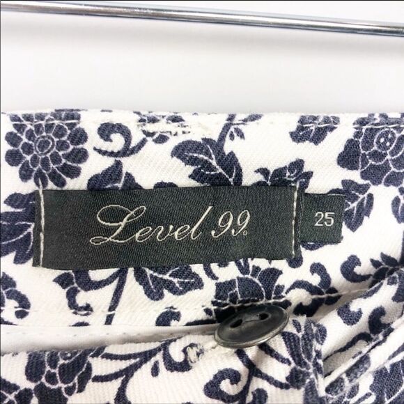 ANTHROPOLOGIE | LEVEL 99 White & Blue Floral Linen Shorts Women’s Size 2 - Picture 9 of 10